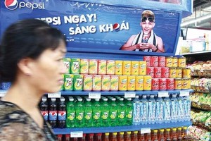 Thị trường đồ uống có gas gần như là sự độc chiếm của Coca-Cola và Suntory PepsiCo. Ảnh: Hà Thanh