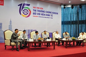 Hai câu hỏi được Chủ tịch SSI đặt ra xuyên suốt cuộc thảo luận là: đánh giá về vai trò của TTCK Việt Nam và giải pháp nào để TTCK Việt Nam phát triển