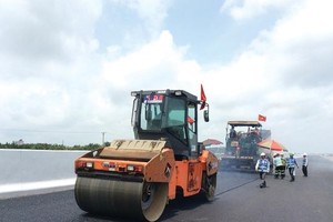 Với nguồn vốn dồi dào, tiến độ thi công các dự án giao thông được đẩy nhanh. Ảnh: A.M