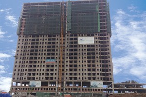 Khoe tiến độ là một trong những “chiêu” để dụ khách mà dự án nhà giá rẻ hay làm