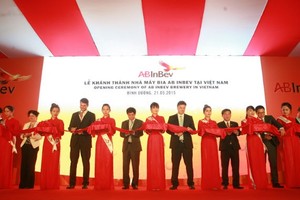 Lễ cắt băng khánh thành Nhà máy bia AB InBev tại Bình Dương (ảnh: Lê Toàn)
