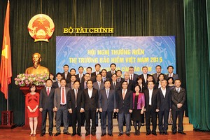 Bộ trưởng Bộ Tài chính Đinh Tiến Dũng và Thứ trưởng Trần Xuân Hà chụp ảnh lưu niệm cùng khối bảo hiểm nhân thọ
