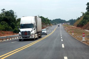 Để phù hợp lưu lượng xe, Dự án được phân kỳ đầu tư theo 2 giai đoạn, trong đó giai đoạn I sẽ đầu tư xây dựng cao tốc 2 làn xe