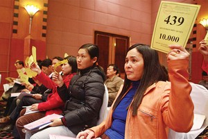 Khi cổ đông nhận thấy có các diễn biến bất thường về tình hình hoạt động kinh doanh, mua bán DN thì cần thực hiện triệu tập ĐHCĐ nếu việc chất vấn bằng văn bản chưa được thỏa đáng 