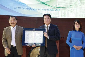 Ông Nguyễn Tiến Đức, Chủ tịch HĐQT kiêm Tổng giám đốc AMD Group nhận quyết định niêm yết 
