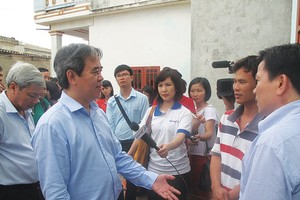 Thống đốc Nguyễn Văn Bình thực địa hoạt động DN tại huyện đảo Lý Sơn, tỉnh Quảng Ngãi