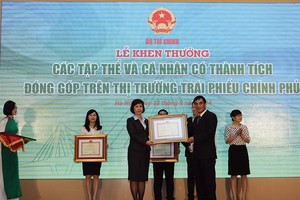 Thứ trưởng Bộ Tài chính 
Trần Xuân Hà trao tặng Bằng khen cho các tập thể và cá nhân có thành tích đóng góp trên thị trường TPCP 