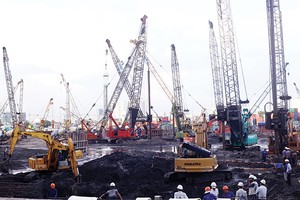 Quy định bắt buộc bảo lãnh nhà ở hình thành trong tương lai sẽ bảo vệ tuyệt đối cho người mua, nhưng gây khó khăn, lúng túng cho doanh nghiệp - Ảnh: Lê Toàn