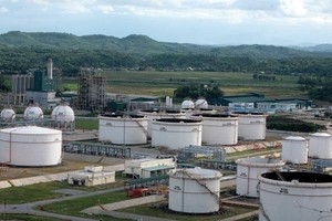 Tồn kho của Nhà máy Lọc dầu Dung Quất tại thời điểm cuối tháng 6/2015 ước khoảng 120.000 m3. Ảnh: Đ.T