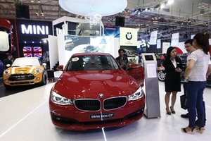 Được giảm thuế suất thuế nhập khẩu 0% vào năm 2018, song ô tô nguyên chiếc chở người nhập khẩu từ ASEAN phải có hàm lượng sản xuất trong khu vực là 40%. Ảnh: L.T