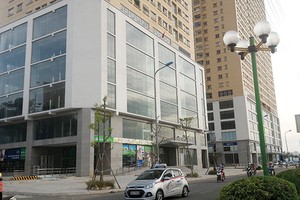 Dù đã hoàn thiện, nhưng phần lớn đế thương mại Chung cư C14 đường Lê Văn Lương vẫn trống - Ảnh: Nguyên Minh