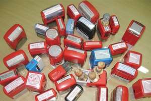 Luật mới cho phép DN được tự quyết con dấu, nhưng công ty khắc dấu vẫn e ngại với đơn đặt hàng mẫu dấu mới