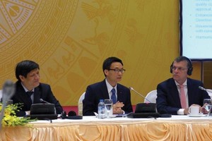 Đại sứ Australia Hugh Borrowman và Phó thủ tướng Vũ Đức Đam đồng chủ tọa tọa đàm về Kiểm soát Chất lượng nước diễn ra tại Hà Nội, tháng 3/2015