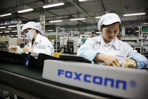 Foxconn đã nhiều lần xin giãn tiến độ xây dựng nhà máy (ảnh: Bloomberg)