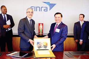 Bộ trưởng Bộ Tài chính Đinh Tiến Dũng tặng quà lãnh đạo Tổ chức quản lý lĩnh vực tài chính Finra