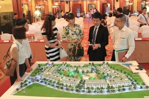 Một bộ phận người dân có thu nhập khá đã chọn bất động sản là một kênh đầu tư thay vì gởi tiền vào ngân hàng.