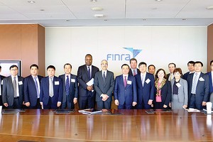 Bộ trưởng Bộ Tài chính Đinh Tiến Dũng, Chủ tịch UBCK Vũ Bằng cùng một số thành viên làm việc tại Tổ chức quản lý lĩnh vực tài chính của Mỹ (Finra), tháng 7/2015