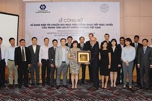 Chủ tịch VSD bà Phương Hoàng Lan Hương trao quà lưu niệm cho ông Alain Raes, Tổng giám đốc khu vực châu Á - Thái Bình Dương và khu vực châu Âu - Trung Đông - 
châu Phi của SWIFT, với sự chứng kiến của lãnh đạo UBCK và các thành viên của VSD 