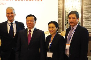 Từ trái qua phải: Tổng giám đốc AIA Việt Nam Wayne Besant; Bộ trưởng Đinh Tiến Dũng, Đại sứ Việt Nam tại Liên Hợp quốc Nguyễn Phương Nga và Cục trưởng Cục giám sát bảo hiểm Phùng Ngọc Khánh tại Hội nghị 