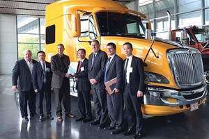 Ông Đỗ Hữu Hạ, Chủ tịch Tập đoàn Hoàng Huy (đứng giữa) và các lãnh đạo của Navistar