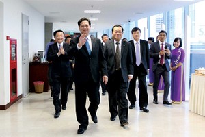 Thủ tướng Chính phủ Nguyễn Tấn Dũng, Bộ trưởng Bộ Tài chính Đinh Tiến Dũng, Chủ tịch UBCKNN Vũ Bằng cùng nhiều lãnh đạo các bộ, ngành, UBND TP. HCM đến dự Lễ kỷ niệm 15 năm thành lập HOSE