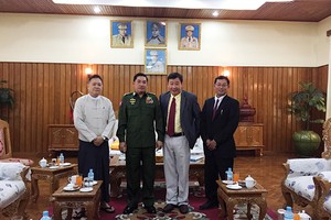 Ông Phạm Uyên Nguyên (thứ 2 bên phải) chụp ảnh chung với Trung tướng, Chủ tịch Tập đoàn Myanmar Economic Corpration - đối tác Công ty đầu tư của ông Nguyên ở thị trường Myanmar