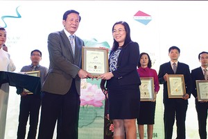 Bà Nguyễn Ngọc Hạnh - Tổng Giám đốc Khahomex nhận giải Top 30 BCTN tốt nhất năm 2015