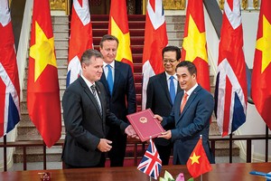 Ông Trần Xuân Hà, Thứ trưởng Bộ Tài chính trao chứng nhận đầu tư cho ông Wilf Blackburn, Tổng giám đốc Prudential Việt Nam trước sự chứng kiến của Thủ tướng Chính phủ hai nước 