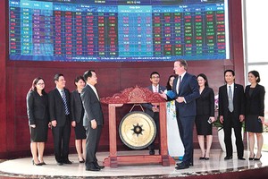 Thủ tướng  David Cameron thực hiện nghi thức gõ chiêng danh dự tại HOSE -	Ảnh: Lê Toàn