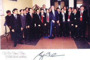 Tấm ảnh lưu niệm của Tổng thống Mỹ George Bush với lãnh đạo HOSE và lãnh đạo các DN niêm yết trong chuyến thăm Sở năm 2006 có bút tích của Tổng thống ký tặng ông Đỗ Văn Trắc, Chủ tịch Sacom