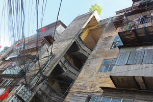 Cư dân tại chung cư cũ hiện gần như ở miễn phí - Ảnh: Hoài Nam