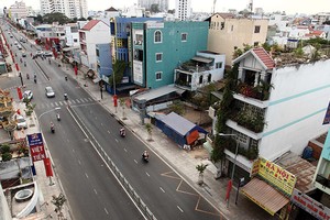 Nhiều căn nhà trong hẻm rộng tại TP. HCM có giá còn đắt hơn căn mặt đường - Ảnh: Lê Toàn