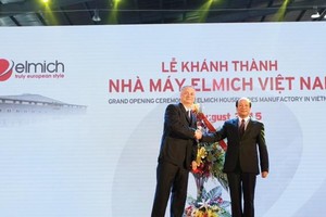 Ông Mai Tiến Dũng, Ủy viên Trung ương Đảng, Bí thư tỉnh ủy, Chủ tịch HĐND tỉnh Hà Nam tặng hoa và chúc mừng ngài Milan Novosad, Phó chủ tịch HĐQT Elmich châu Âu, thành viên HĐQT Elmich Vietnam nhân dịp khai trương Nhà máy Elmich