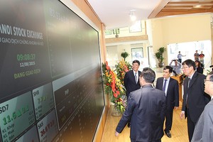 Các quan khách chứng kiến thời khắc cổ phiếu PHP chính thức giao dịch