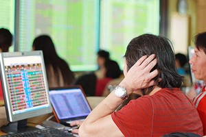 Thiếu vắng công cụ phòng vệ rủi ro nên mỗi khi thị trường biến động mạnh, nhiều NĐT, thậm chí là các NĐT tổ chức phải bán tháo, cắt lỗ