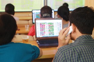 Các nhà đầu tư nước ngoài mua vào khá nhiều HPG, CII, HBC, NT2, VIC, SSI..., đi ngược với động thái bán ròng của các quỹ ETF đang gặp áp lực thoái vốn 
