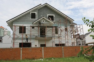 Chưa có quy định chính thức về vệc công trình bao nhiêu tầng thì được miễn mua bảo hiểm bắt buộc