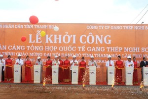 Phó thủ tướng Hoàng Trung Hải và các đại biểu bấm nút khởi công Cảng tổng hợp quốc tế Gang thép Nghi Sơn