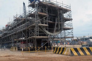 Các thiết bị đang được lắp đặt tại công trường Liên hợp lọc hoá dầu Nghi Sơn. Ảnh T.H