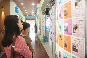 Nhiều người mua nhà rơi vào mê hồn trận giá bán của các sàn môi giới bất động sản - Ảnh: Lê Toàn