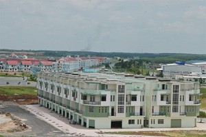 Các tỉnh vùng ven TP. HCM bắt đầu siết việc cấp sổ đỏ cho các đối tượng hợp thức hóa đất ở bằng cách xây nhà chui - Ảnh: Hoài Nam