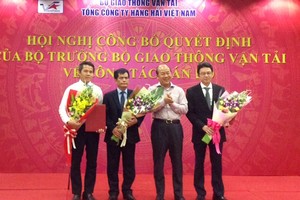 Thứ trưởng Bộ GTVT Nguyễn Văn Công (đứng giữa) tại Lễ công bố quyết định bổ nhiệm nhân sự cấp cao tại Vinalines