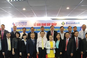 Lãnh đạo các ban ngành cùng Ban điều hành Sacombank và Southern Bank tại lễ ký kết sáp nhập 2 ngân hàng