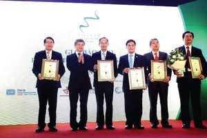 Khích lệ nỗ lực minh bạch và hướng đến cộng đồng của các DN, từ năm 2013, Cuộc bình chọn Báo cáo thường niên do HOSE, Báo ĐTCK đồng tổ chức trao giải thưởng cho các DN có báo cáo phát triển bền vững tốt nhất (Trong ảnh: PVD, FPT, VNM, Imexpharm, BVH được 