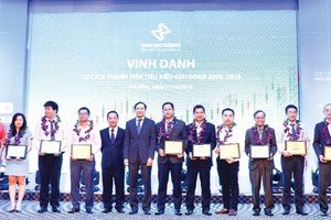 Khích lệ sự góp sức của các CTCK trên con đường xây dựng TTCK 10 năm qua, HNX đã vinh danh 12 thành viên tiêu biểu nhất