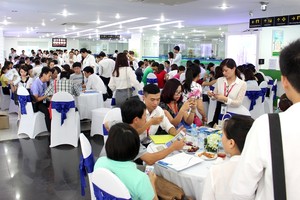 Khách hàng đến tìm hiểu các dự án bất động sản tại STDA