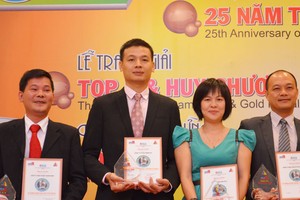 Ông Vũ Anh Tú (thứ 2 từ trái qua) thay mặt FPT Tel nhận Huy chương vàng đơn vị Internet, viễn thông Việt Nam 2013