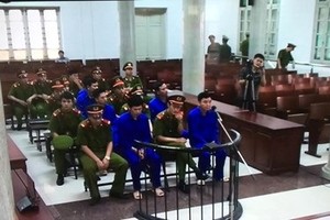 Các bị cáo được áp giải tới vành móng ngựa