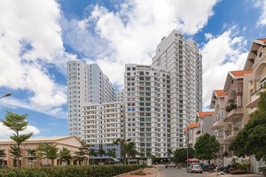 Khu căn hộ cao cấp Him Lam Riverside, (quận 7). Giai đoạn I, toàn bộ khách hàng đã dọn vào ở từ cuối năm 2013, giai đoạn II đang bàn giao 450 căn hộ cho khách hàng