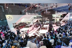 Mercedes-Benz luôn đầu tư gian hàng đẹp mắt, với màn trình diễn độc đáo tại các kỳ VMS